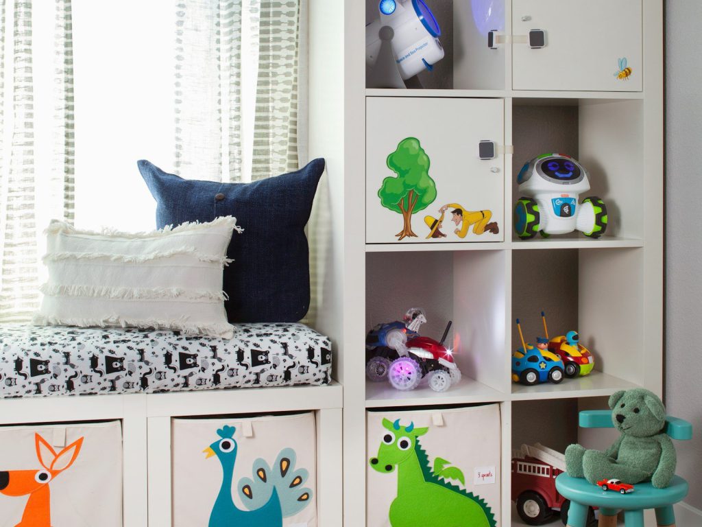 Coin jeux pour enfants avec étagère de jouets colorés